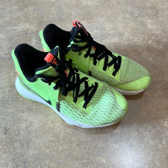 Mens Nike LeBron Witness Grinch shoes size